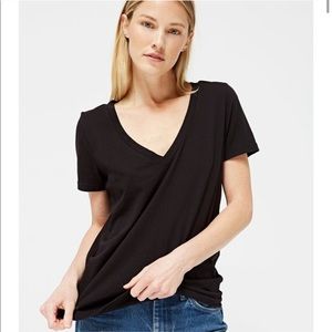 La Causa Cotton V-Neck Tee in Black
